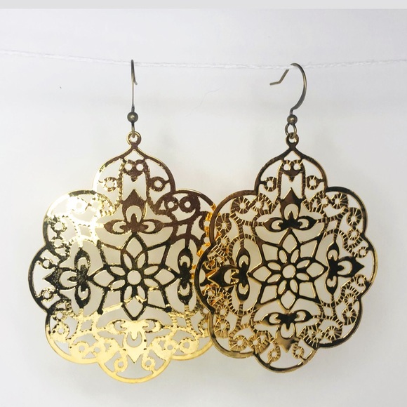 ♡ 2 for 20$ ♡ Gold Cutout Pendant Earrings - Picture 2 of 5